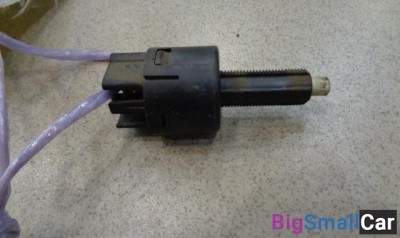 Датчик включения стоп-сигнала от Mitsubishi Pajero, Montero 3 1999-2006